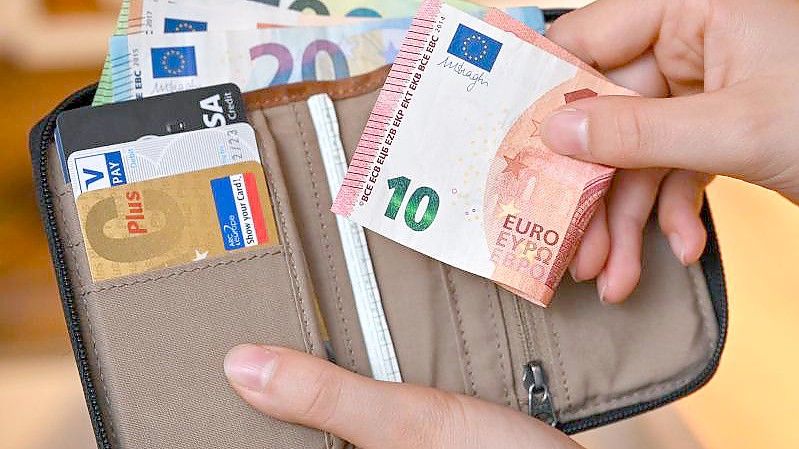 Die Menschen legen Geld auf die hohe Kante, zugleich profitieren sie von Kursgewinnen an den Börsen. Foto: Patrick Pleul/dpa/Symbolbild