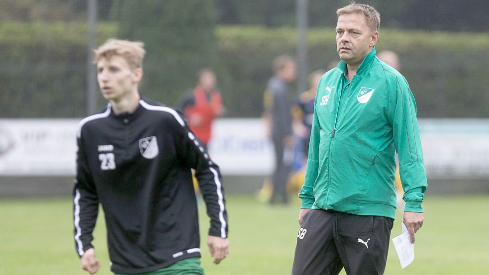 Wallinghausens Trainer Sven Bünting (rechts) war zufrieden mit dem Auftritt seiner Mannschaft. Archivfoto: Doden