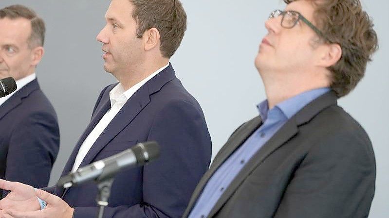 Volker Wissing (l-r), FDP-Generalsekretär, Lars Klingbeil, SPD-Generalsekretär, und Michael Kellner, Bundesgeschäftsführer von Bündnis 90/Die Grünen. Foto: Kay Nietfeld/dpa