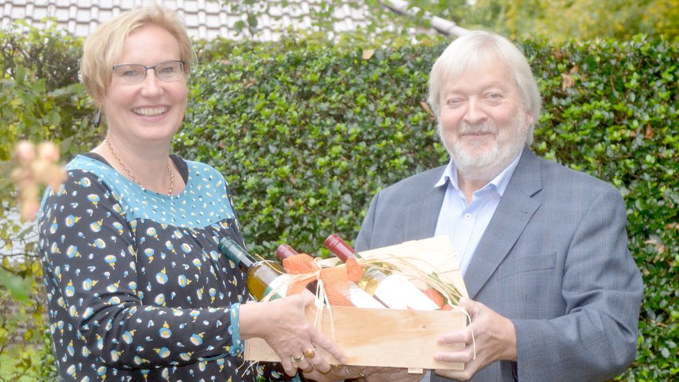 Einen Präsentkorb zum Abschied überreichte GA-Redakteurin Astrid Fertig dem langjährigen freien Mitarbeiter der Zeitung, Wilhelm Hellmann aus Scharrel. Foto: Wimberg