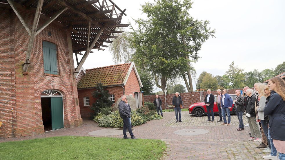 Die Mitglieder des Barßeler Gemeinderates und des Arbeitskreises Windmühle Barßel gingen auf Mühlenbereisung. Unter anderem ging es zur Hengstforder Mühle. Fotos: Passmann