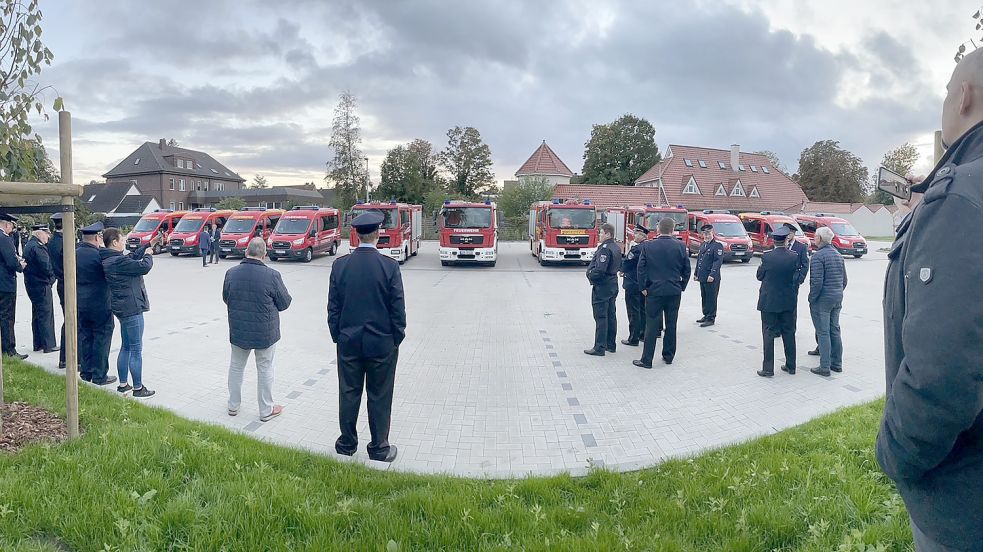 Das Aufgebot mit neun neuen und zwei aufgerüsteten Fahrzeugen war ein beliebtes Fotomotiv. Foto: Hellmers