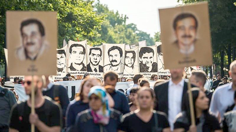 Demonstranten während einer Kundgebung mit Porträt-Abbildungen der NSU-Opfer im August 2018 in München. Foto: Lino Mirgeler/dpa/Archiv