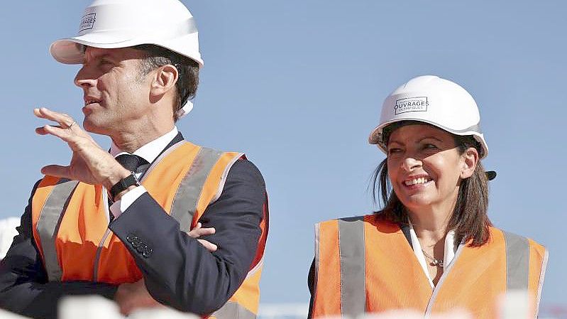 Anne Hidalgo an der Seite von Frankreichs Präsident Emmanuel Macron. Die französischen Sozialisten schicken die Pariser Bürgermeisterin ins Rennen für die Präsidentschaftswahl im April 2022. Foto: Sarah Meyssonnier/Reuters POOL/AP/dpa