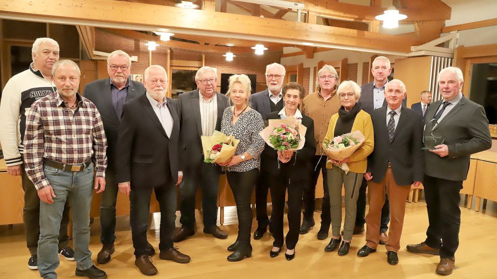 Diese Männer und Frauen wurden für ihre langjährige ehrenamtlichen Tätigkeit geehrt (von links): Manfred Südbeck, Wilfried Pörschke, Johann Brinkmann, Gerd Albers, Bernd Benten, Liane Pahl, Karl-Peter Schramm, Marianne Fugel, Hermann Plaggenborg, Elisabeth Schramm, Rigobert Naber, Leonhard Rosenbaum und Dr. Heinrich Norrenbrock. Bis auf Hermann Plaggenborg scheiden alle aus dem Rat aus. Fotos: Passmann