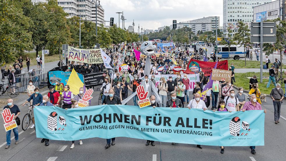 Der Volksentscheid in Berlin, Wohnungskonzerne zu enteignen, ist kaum umsetzbar. Im Bild eine Berliner Mietendemo Foto: Nicolaj Zownir/Imago