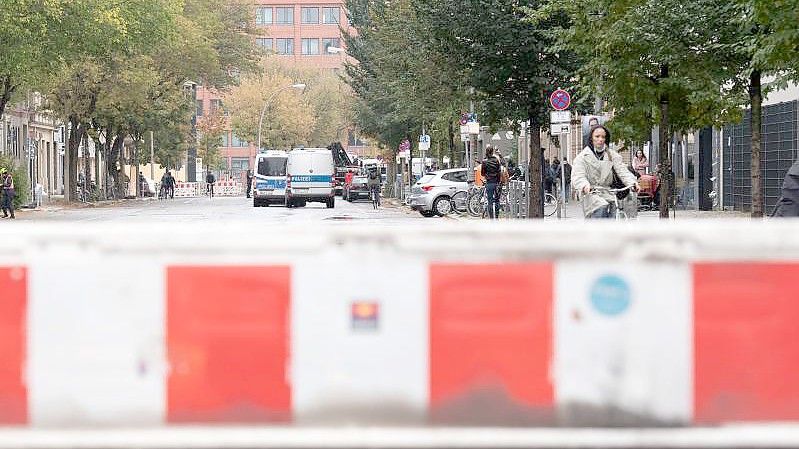 Absperrgitter und Einsatzfahrzeuge der Polizei stehen vor der geplanten Räumung der linken Bauwagensiedlung an der Köpenicker Straße. Foto: Paul Zinken/dpa