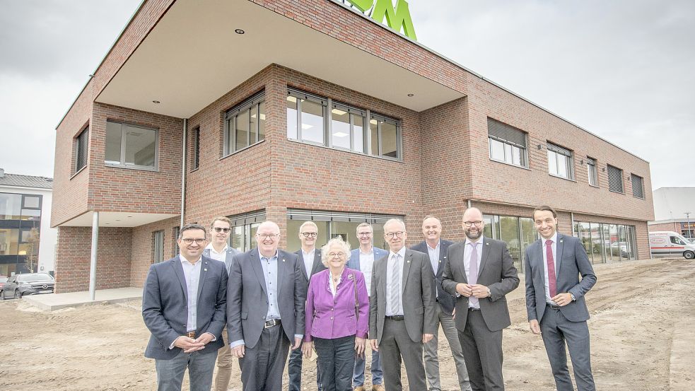 Vor dem neu gebauten Bürogebäude des Verbunds Oldenburger Münsterland am Diekmanns Esch 13 in Langförden stehen hier: (vordere Reihe, von links) Ramin Dormichian, Dr. Stephan Siemer, Agnes Siemer (alle Geschäftsführung Siemer Projektentwicklung), Landrat Herbert Winkel vom Landkreis Vechta, Landrat Johann Wimberg (Landkreis Cloppenburg), OM-Geschäftsführer Jan Kreienborg, sowie (hintere Reihe, von links): Sebastian Hogt, Thomas Haves vom Architekturbüro Haves + Hogt, Herbert Hermes (Vorstand Volksbank) und Willi Schlarmann (Öffentliche Oldenburg). Foto: privat