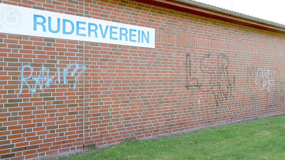 Unbekannte haben den Klinkerbau des Barßeler Rudervereins an der Westmarkstraße mit Farbe beschmiert. Fotos: Passmann