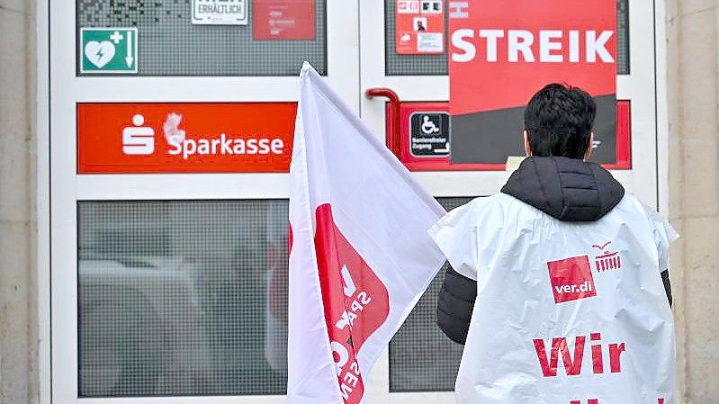 Streikpotsten vor der Tür der Sparkasse Märkisch-Oderland in Strausberg. Foto: Patrick Pleul/dpa-Zentralbild/dpa