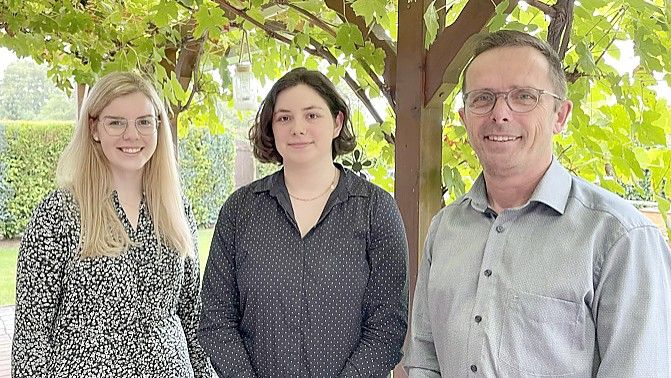 Die Chemie stimmte: Laura Stellamans (links), Rainer Bron (rechts, beide UR) und Natascha Bluhm (BfR). Foto: privat