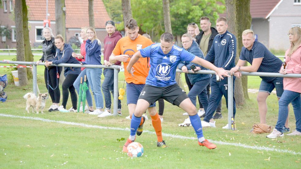 Das Hinspiel zwischen Ostrhauderfehn (am Ball Dennis Filontschik) und Holte endete 1:1. Foto: Weers
