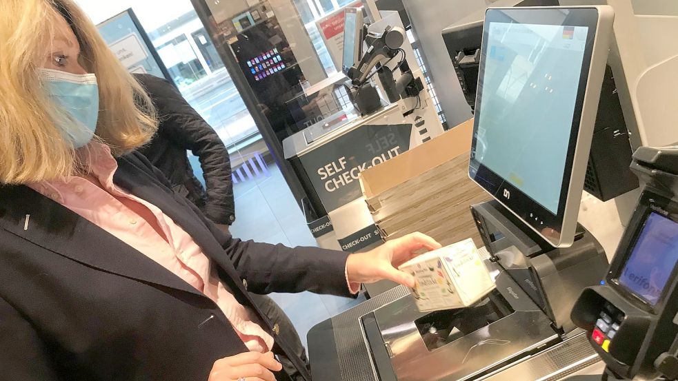 Selbstständiger Kunde: Vor und nach den regulären Öffnungszeiten kann der Kunde in einer Combi-Filiale in Emden seinen Einkauf eigenständig erledigen. Mitarbeiter sind in den Randzeiten nicht im Supermarkt. Foto: Nina Kallmeier