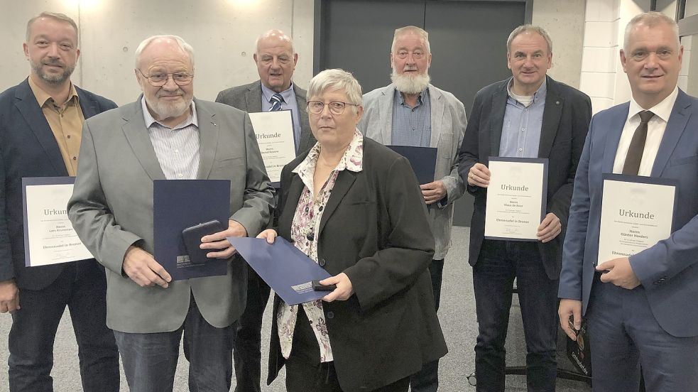 Für langjährige Ratsarbeit wurden geehrt (von links): Lars Krummen (UWG), Günther Lüken (CDU), Bernd Revens (SPD), Helene Peper (SPD), Johannes Bolland (UWG) und Klaus de Boer (UWG). Für 15 Jahre als Ostrhauderfehner Bürgermeister erhielt auch Günter Harders eine Auszeichnung. Fotos: Zein