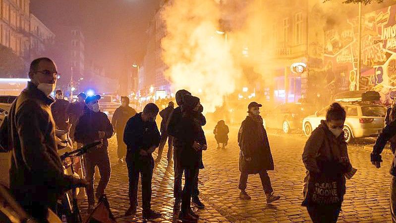 Aus Protest gegen die Räumung des Wagencamps „Köpi-Platz“ in Berlin sind am Freitagabend in Hamburg nach Polizeiangaben etwa 500 Demonstranten aus der linksautonomen Szene auf die Straße gegangen. Foto: Jonas Walzberg/dpa