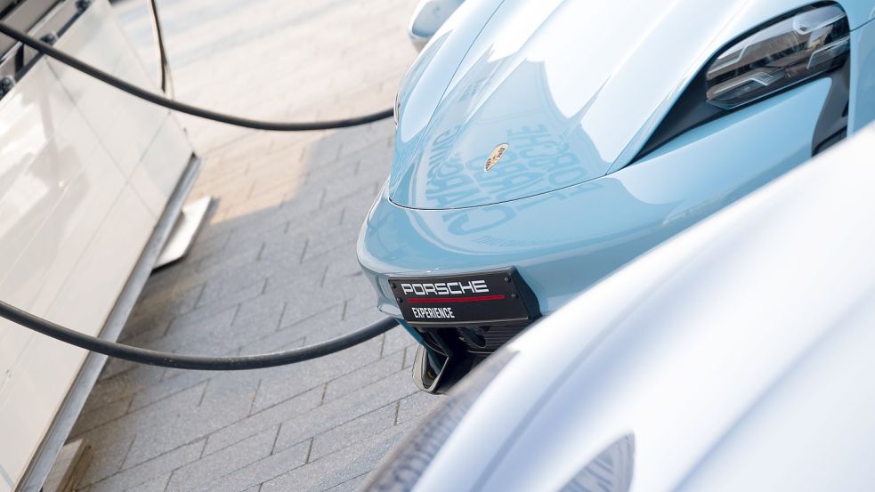 Ein E-Porsche als Firmenwagen: Die Stadtwerke in Weimar halten die Anschaffung für „notwendig“. (Symbolbild) Foto: dpa/Sebastian Gollnow