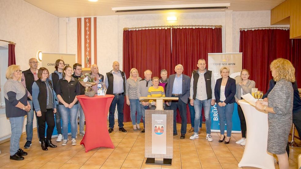 Preisverleihung im Dörpshus: Die Mitglieder der Speelköppel nahmen den Ehrenamtspreis 2020 entgegen. Foto: Gemeinde Apen