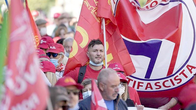 Italiens Gewerkschaften haben die antifaschistische Demonstration als Reaktion auf einen rechtsextremen Angriff organisiert. Foto: Andrew Medichini/AP/dpa