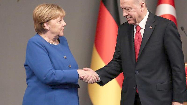 Angela Merkel will mit Recep Tayyip Erdogan unter anderem über das Thema Migration sprechen. Foto: Ahmed Deeb/dpa