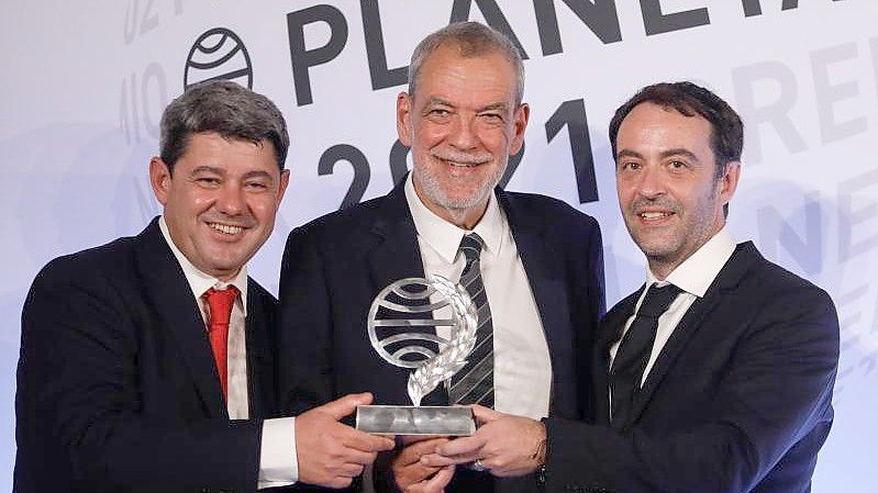 Die Schriftsteller Jorge Díaz (r-l), Agustín Martínez und Antonio Mercero haben den spanischen Literaturpeis Planeta gewonnen. Foto: Kike Rincón/EUROPA PRESS/dpa
