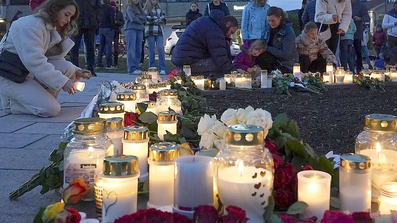 Gedenken an die Opfer im norwegischen Kongsberg. Foto: Terje Bendiksby/NTB/dpa