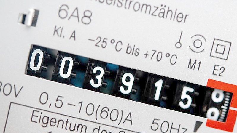 Ein Wechselstromzähler zeigt den aktuellen Zählerstand in Kilowattstunden in einem Haushalt an. Angesichts stark gestiegener Energiepreise warnt EU-Arbeitskommissar Nicolas Schmit vor mehr Energiearmut in Europa. Foto: Hauke-Christian Dittrich/dpa