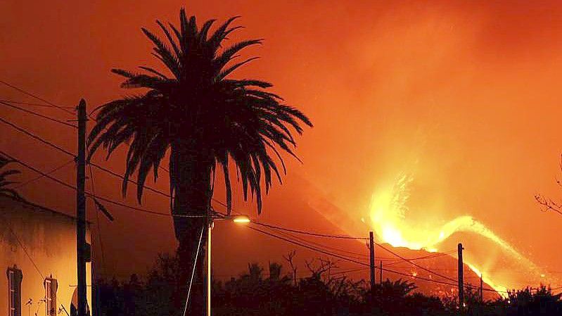 Lava fließt aus dem Vulkan Cumbre Vieja auf der Kanareninsel La Palma. Foto: Daniel Roca/AP/dpa