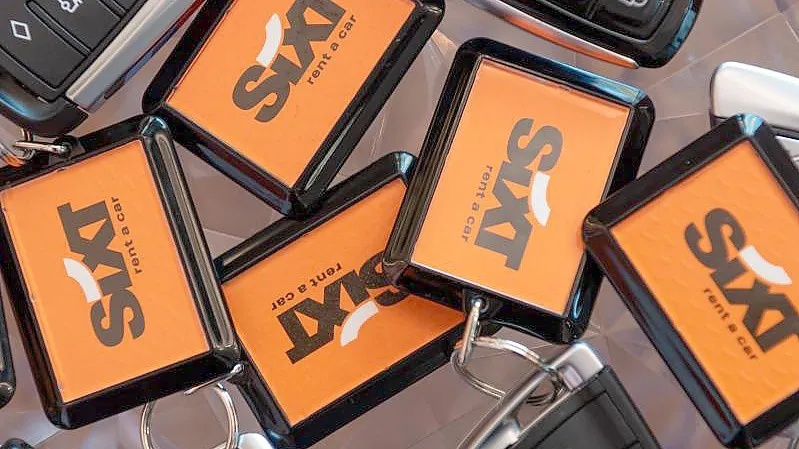 Diverse Schlüssel mit dem Sixt-Logo. Foto: Peter Kneffel/dpa