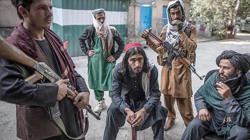 Taliban-Kämpfer halten Wache vor einer Polizeistation in Kabul. Foto: Oliver Weiken/dpa/Archiv