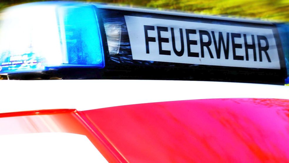 Einsatzkräfte der Feuerwehr Bremen wurden am Montagmorgen zu einer brennenden Tischlerei in Bremen Hastedt gerufen. Foto: Patrick Niemeier