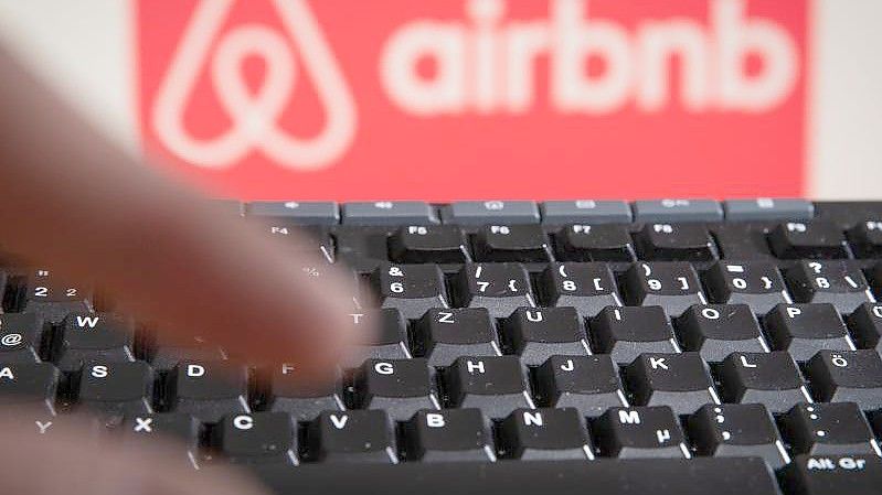 Die Vermittlungsplattform Airbnb hat nach der Einführung strengerer Regeln etwa 80 Prozent seiner Adressen in Amsterdam verloren. Foto: Friso Gentsch/dpa