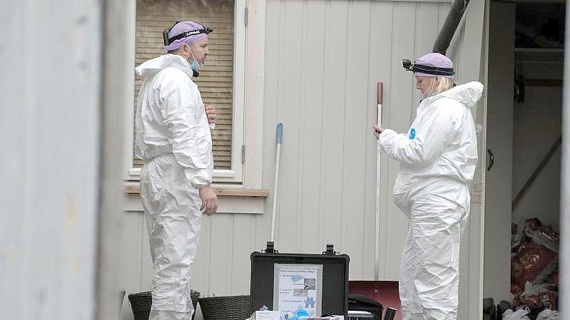 Techniker der Polizei untersuchen die Wohnung des Mannes, der in Kongsberg fünf Menschen getötet hat. Foto: Terje Pedersen/NTB/dpa
