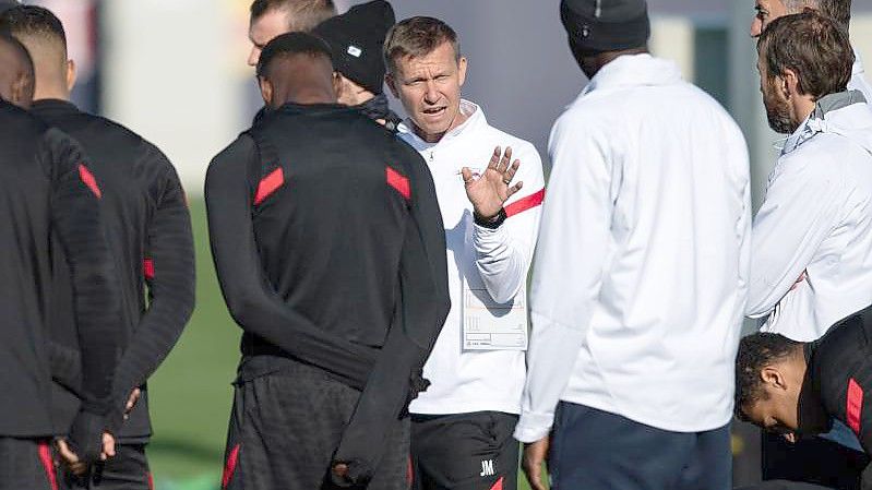 Leipzigs Trainer Jesse Marsch (M) spricht mit seiner Mannschaft zu Beginn des Abschlusstrainings. Foto: Hendrik Schmidt/dpa-Zentralbild/dpa