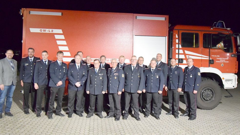 Gruppenfoto der Jubilare (von links) Bürgermeister Thomas Otto, Gemeindebrandmeister Hartmut Hanekamp, Ortsbrandmeister Matthias Schulte, Stephan Eilers, stellvertretender Gemeindebrandmeister Kevin Heese, Markus Nagel, Heiko Sobing, Johann Schulte, Ralf Bloedorn, Heinrich Oltmanns, Theo Meyer, Bernhard Kruse, Ewald Meyer, Günter Meyer, Manfred Tuitjer, stellvertretender Ortsbrandmeister Timo Hinrichs, stellvertretender Kreisbrandmeister Stefan Abshof. Foto: Giehl/Feuerwehr Saterland