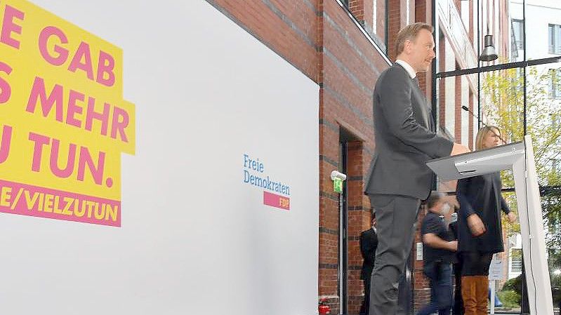 FDP-Chef Christian Lindner gibt zum Beschluss der Aufnahme von Koalitionsverhandlungen mit SPD und Grünen ein Statement ab. Die Gespräche könnten noch in dieser Woche starten. Foto: Paul Zinken/dpa