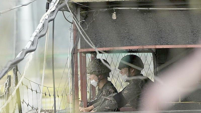 Zwei südkoreanische Soldaten in einem Militärposten am Imjingak-Pavillon nahe der Grenze zu Nordkorea. Das nordkoreanische Militär hat nach Informationen Südkoreas am Dienstagmorgen erneut eine ballistische Rakete getestet. Foto: Ahn Young-Joon/AP/dpa