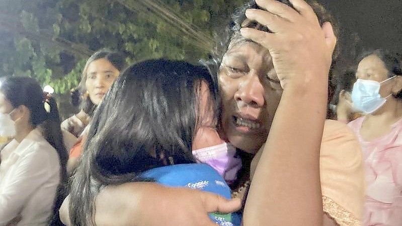 Eine weinende Mutter umarmt ihre Tochter, die aus dem Insein-Gefängnis in Yangon entlassen wurde. Foto: Uncredited/AP/dpa