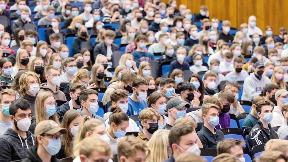 BWL an der Uni Münster: Die Studierenden sitzen im neuen Wintersemester mit Maske zusammen. Foto: Rolf Vennenbernd