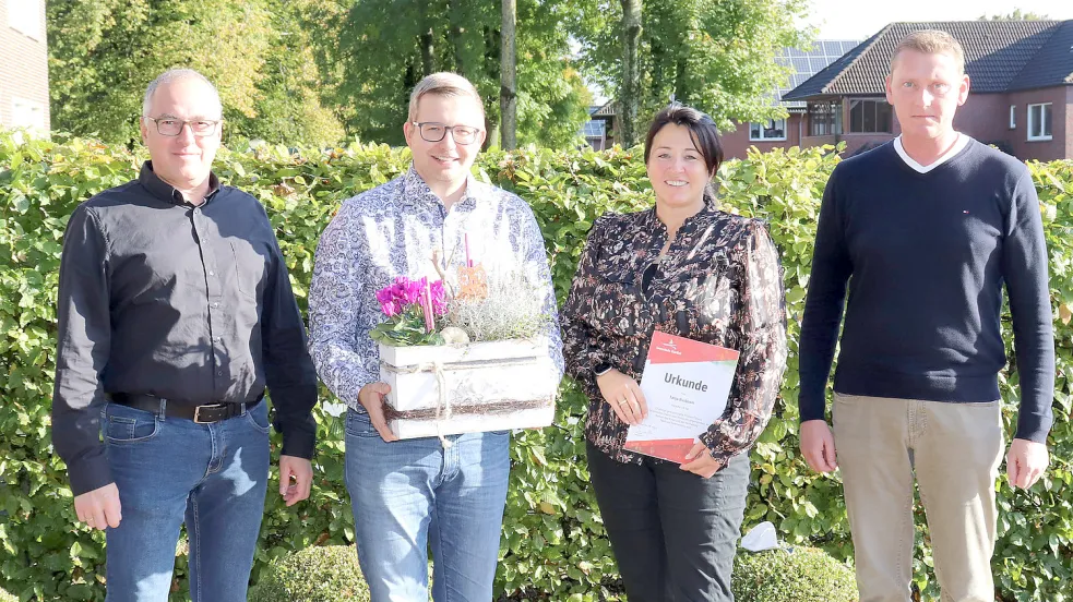 Tanja Busboom feierte jetzt ihr 25-jähriges Dienstjubiläum. Personalratsvorsitzender Armin Flügge (von links), Bürgermeister Nils Anhuth und Erster Gemeinderat Michael Sope würdigten ihre Arbeit mit einem Präsent und einer Urkunde. Foto: Wlodarczyk/Gemeinde Barßel