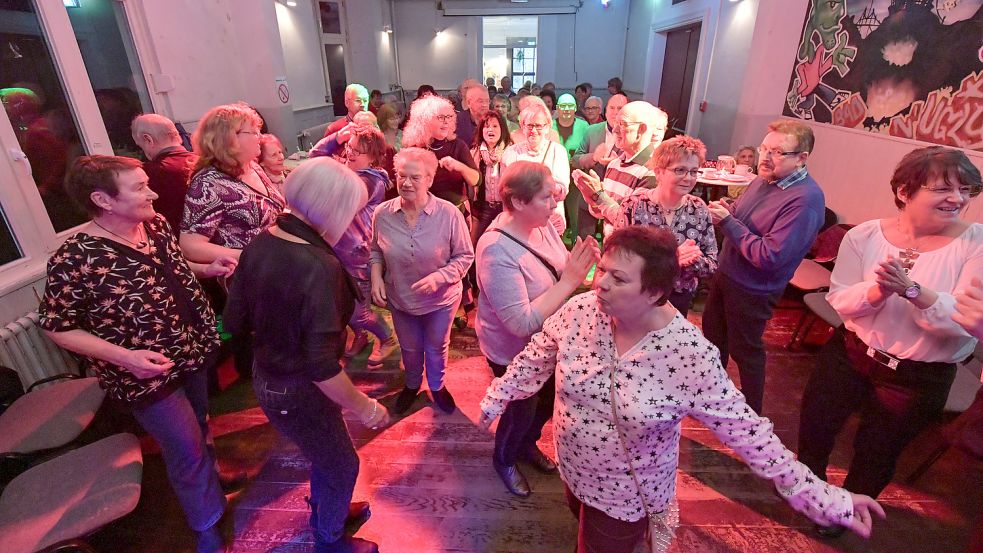 Bei der ersten Seniorendisco im Jugendzentrum Leer im Januar 2019 war die Hütte voll. Foto: Ortgies/Archiv
