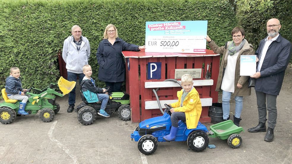 Preisübergabe vor der Waschanlage mit Lunis, Nikolai und Elias stellvertretend für alle Kinder, die am Projekt beteiligt waren, sowie Hausmeister Heinz-Hermann Timmer ( von links), Erzieherin Brigitte Oltmann, Kita-Leiterin Anni Eikens und Heiko Hanke , Hauptgeschäftsführer der Handwerkkammer Oldenburg. Foto: Torsten Heidemann, Pressestelle der Handwerkskammer