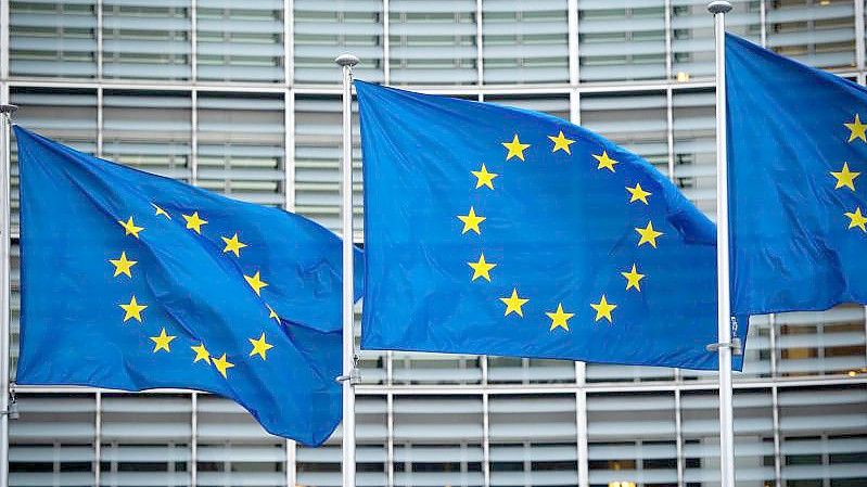 Flaggen der Europäischen Union wehen vor dem Berlaymont-Gebäude in Brüssel. Die EU-Kommission will die Haushaltsregeln für Mitgliedstaaten vereinfachen. Foto: Arne Immanuel Bänsch/dpa