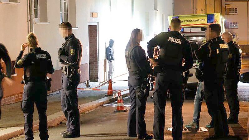 Polizisten und ein Rettungswagen vor dem Haus, in dem in der Nacht zum 19. Oktober ein junger Mann ums Leben gekommen ist. Foto: Harry Härtel/dpa