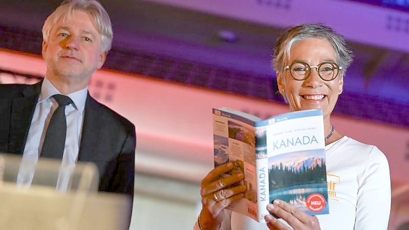 Juergen Boos (l), Direktor der Frankfurter Buchmesse, und Karin Schmidt-Friderichs, Vorsteherin des Börsenvereins des Deutschen Buchhandels. Foto: Arne Dedert/dpa