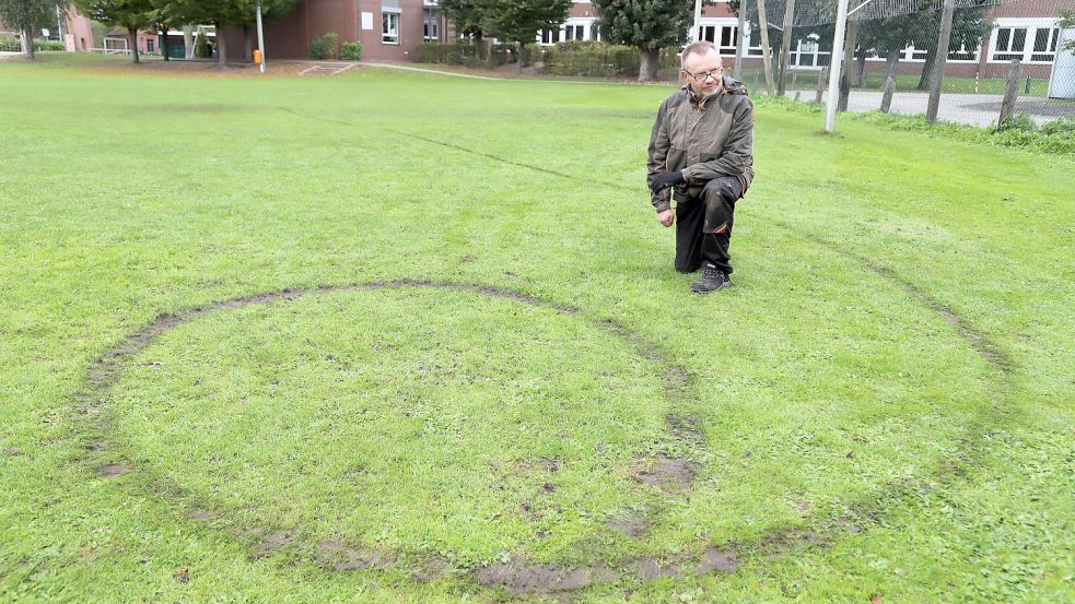 Die Grasnarbe auf dem Sportplatz bei der Marienschule in Barßel ist stark beschädigt worden. Platzwart Oscar Büscherhoff ärgert sich über die sinnlose Zerstörung. Foto: Passmann