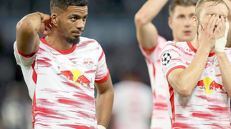 Die Spieler von RB Leipzig hadern nach dem Spiel mit der Niederlage. Foto: Jan Woitas/dpa-Zentralbild/dpa