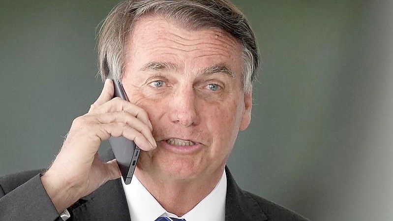 Verharmlost das Coronavirus seit Beginn der Pandemie und lehnt Schutzmaßnahmen sowie Einschränkungen ab: Jair Bolsonaro. Foto: Eraldo Peres/AP/dpa