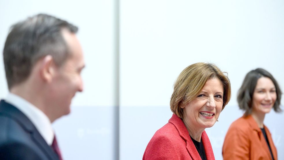 Volker Wissing (FDP) und Malu Dreyer (SPD haben mit der Grünen Anne Spiegel in Rheinland-Pfalz 2016 nach vielen Jahren erstmals wieder ein Ampel-Bündnis auf Länderebene geschmiedet. Es hält bis heute. Foto: Foto: dpa/Andreas Arnold