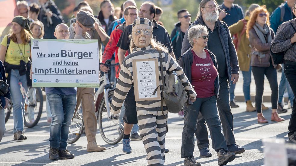 Eine Demonstration in Nürnberg gegen die Corona-Politik. Niedersachsens Verfassungsschutz-Chef Bernhard Witthaut warnt vor einer Radikalisierung der Bewegung. Foto: Daniel Karmann/dpa