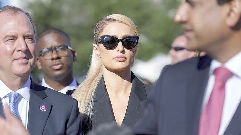 Paris Hilton unterstützt die Gesetzgebung zur Einführung eines Gesetzes über die Rechte von Kindern, die in Heimen untergebracht sind. Foto: J. Scott Applewhite/AP/dpa